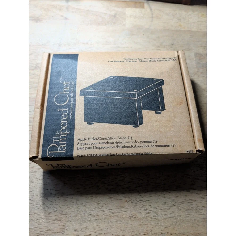 Brand New The Pampered Chef Apple Peeler Corer Slicer Wooden Stand 2435